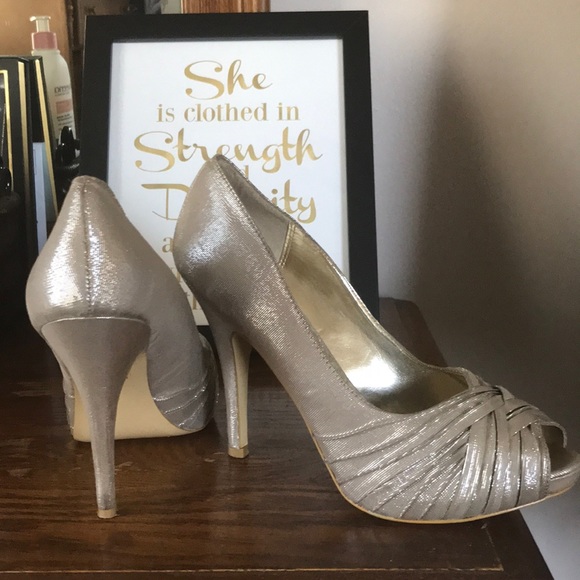 Lulu Townsend Silver Peep Toe Heels - 8.5 - Picture 4 of 5